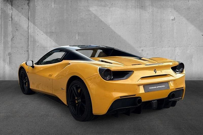 Gebraucht Ferrari 488 669 PS (492 kW) 2016 Giallo triplo strato Cabrio