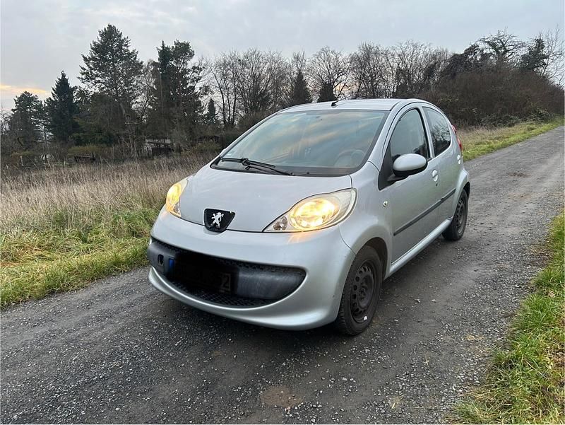 Silber Gebraucht 2005 Peugeot 107 Kleinwagen | 1.899 € (Fairer Preis) - Bild 1/4