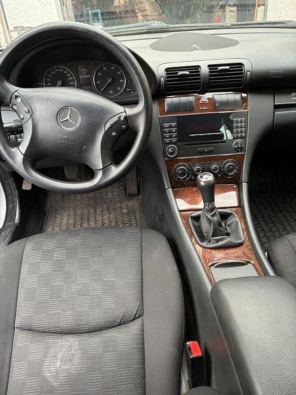 Second-hand Mercedes C200 Elegance 163 CP (119 kW) 2006 Argintiu Break