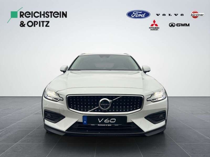 Gebraucht Volvo V60 CC Ultimate 197 PS (144 kW) 2024 Crystalwhite pearl Kombi
