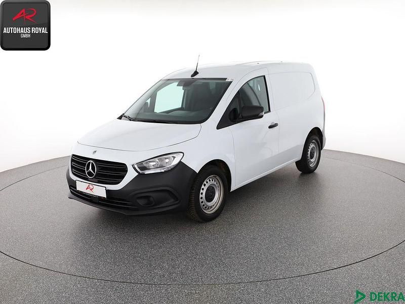 Weiß Gebraucht 2022 Mercedes Citan 110 Van / Kleinbus | 18.880 € (Guter Preis) - Bild 1/4