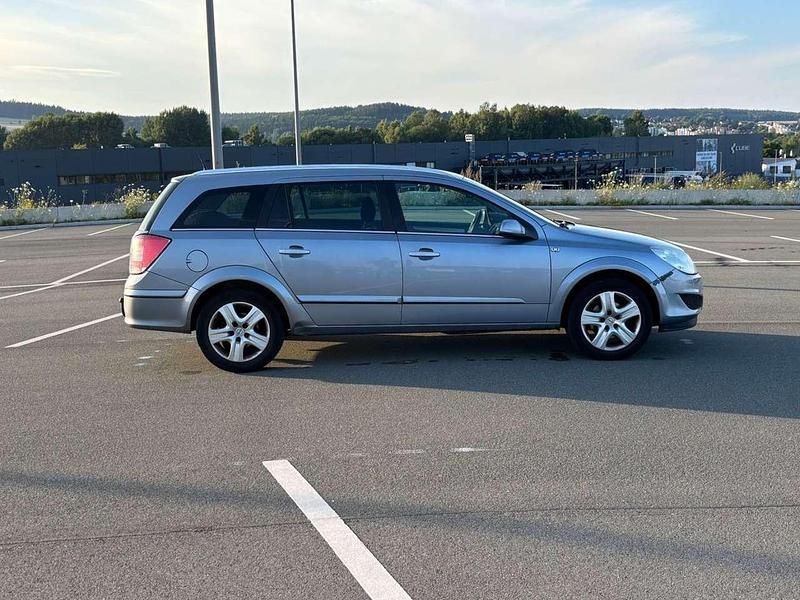 Gebraucht Opel Astra Edition 116 PS (85 kW) 2009 Silber Kombi