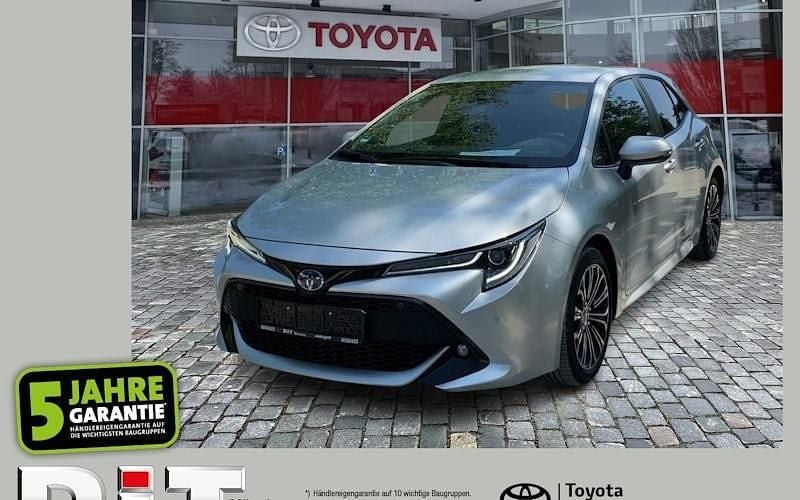 Precious silver Gebraucht 2023 Toyota Corolla Team Limousine | 24.490 € (Fairer Preis) - Bild 1/4