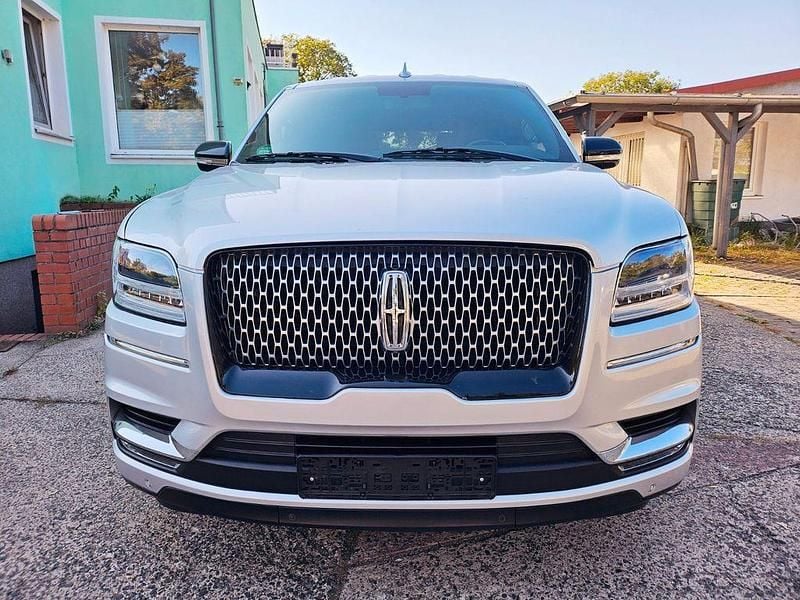 Silber Gebraucht 2020 Lincoln Navigator SUV | 35.998 € - Bild 1/4