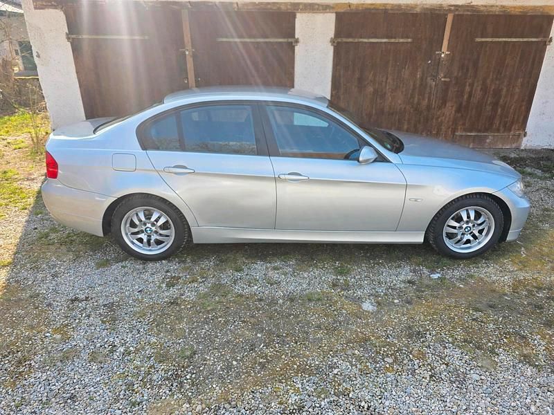 Gebraucht BMW 320 170 PS (125 kW) 2008 Grau Limousine