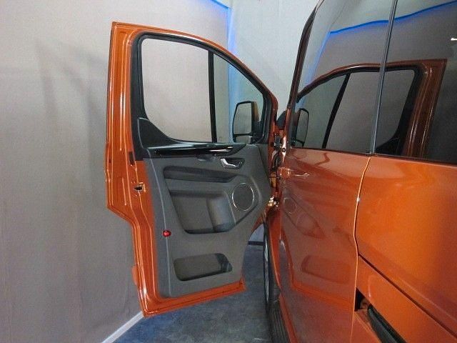 Gebraucht Ford Tourneo Titanium 170 PS (125 kW) 2023 Orange Van / Kleinbus