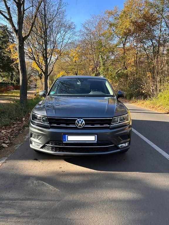 Grau Gebraucht 2017 VW Tiguan Highline SUV | 19.900 € (Superpreis) - Bild 1/4