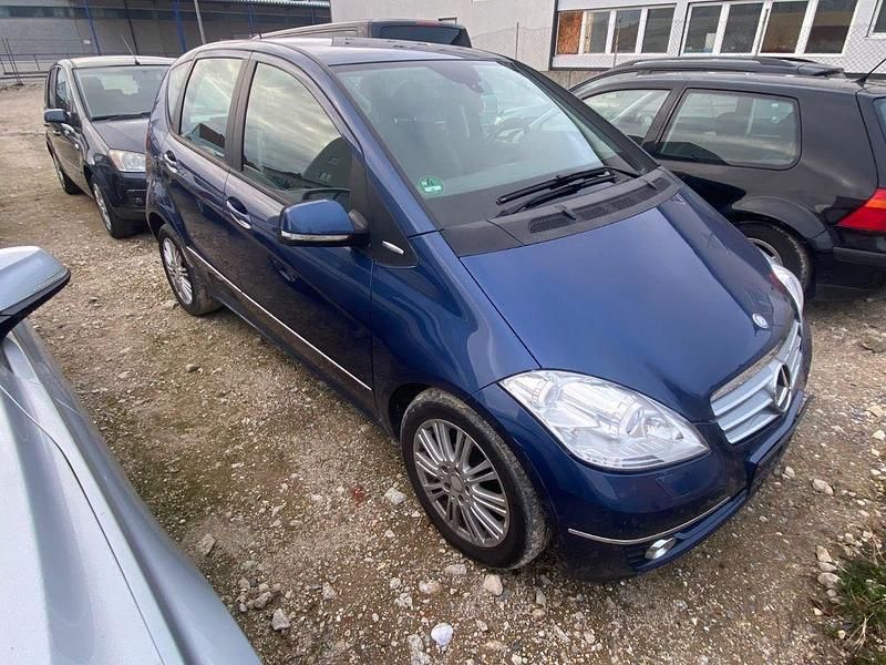 Gebraucht Mercedes A200 Elegance 140 PS (102 kW) 2012 Blau Van / Kleinbus