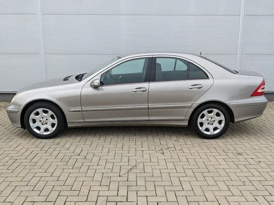 Gebraucht Mercedes C180 Elegance 143 PS (105 kW) 2006 Cubanitsilber metallic (metallic) Limousine