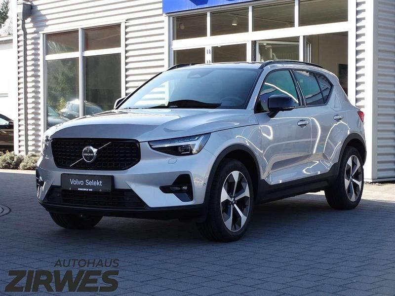 Gebraucht Volvo XC40 Plus 197 PS (144 kW) 2025 Silver dawn / metallic SUV