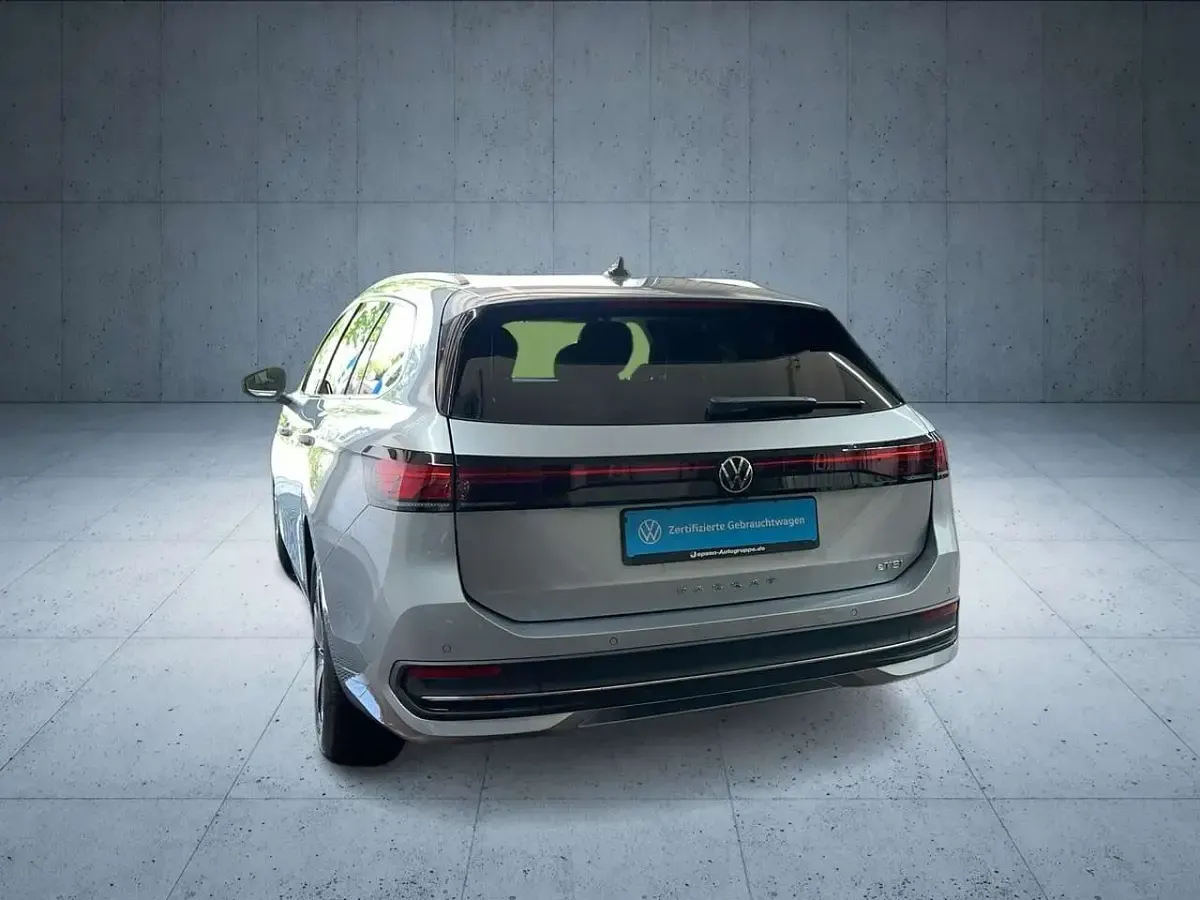 Gebraucht VW Passat IQ Drive 150 PS (110 kW) 2025 Oyster silver metallic Kombi