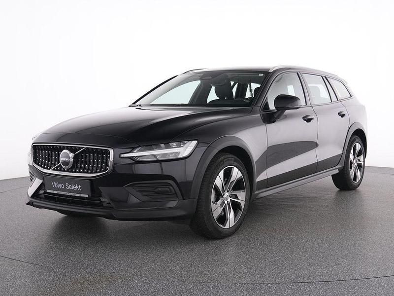 Gebraucht Volvo V60 CC Plus 197 PS (144 kW) 2024 Schwarz onyx black / metallic Kombi