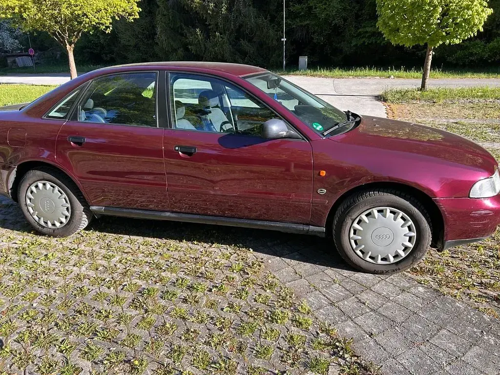 Używany Audi A4 101 KM (74 kW) 1995 Czerwony Sedan/Limuzyna