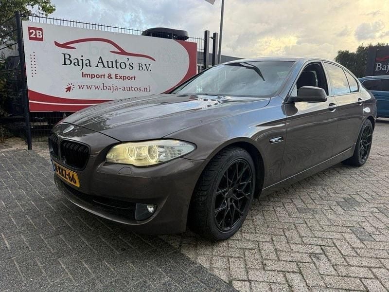 Braun Gebraucht 2013 BMW 520 Sport Line Limousine | 9.499 € (Superpreis) - Bild 1/4