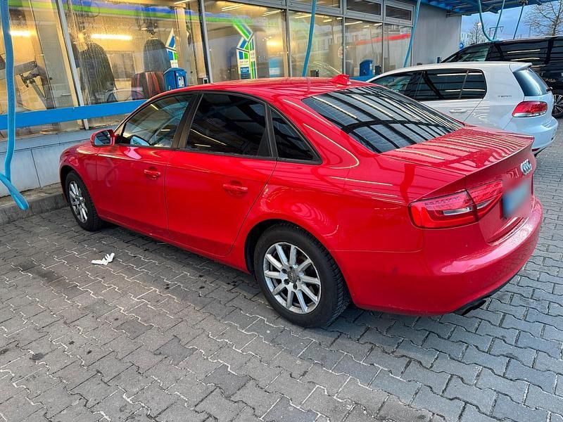 Gebraucht Audi A4 170 PS (125 kW) 2012 Rot Limousine