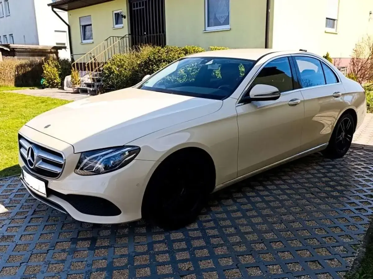Gebraucht Mercedes E200 Exclusive 150 PS (110 kW) 2019 Gelb Limousine