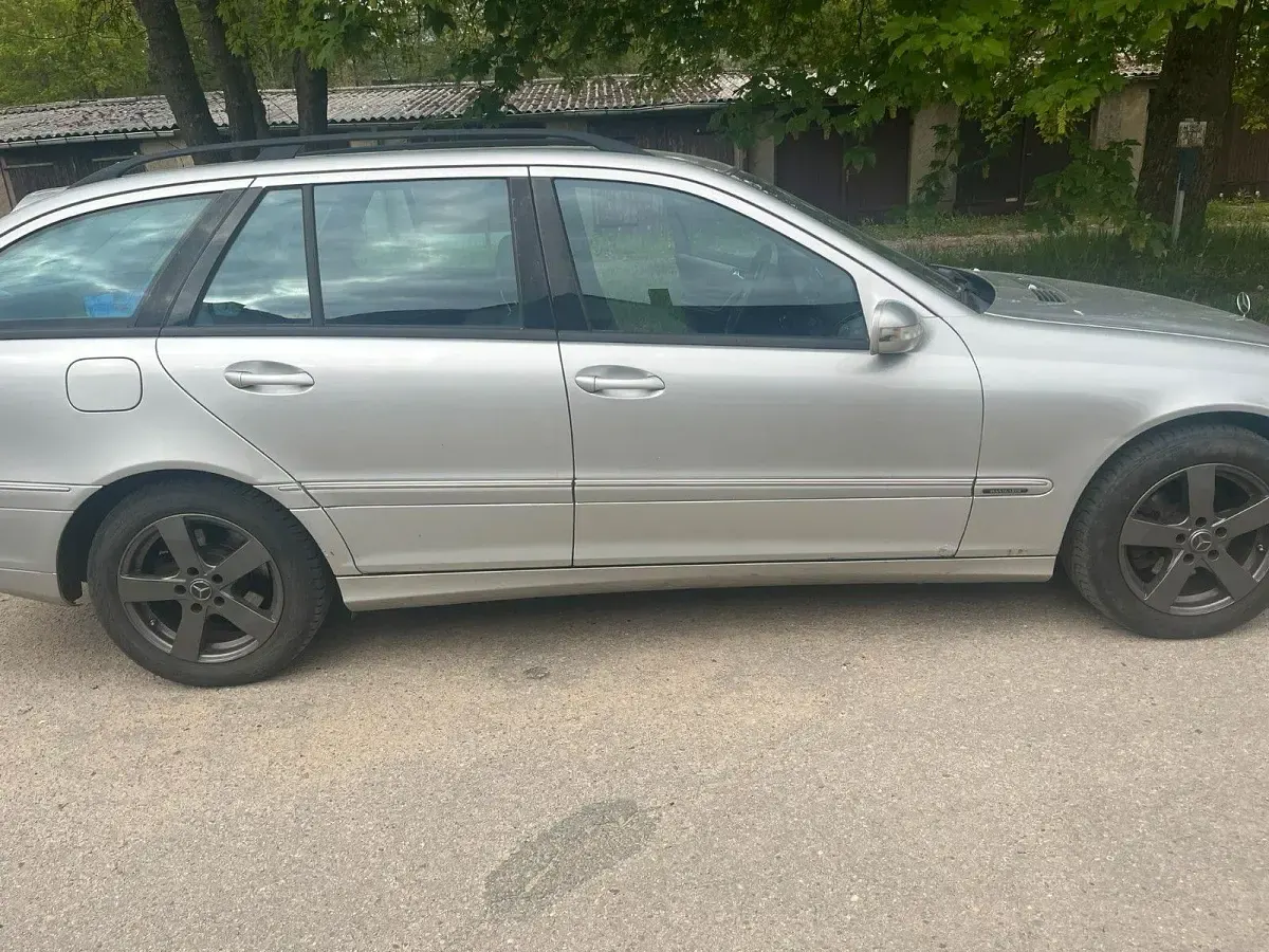 Second-hand Mercedes C200 Avantgarde 163 CP (119 kW) 2002 Argintiu Break