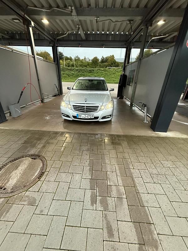 Grau Gebraucht 2011 Mercedes E250 Limousine | 10.500 € (Etwas zu teuer) - Bild 1/4