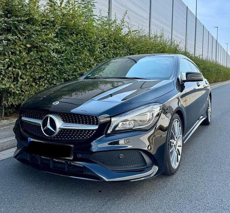 Schwarz Gebraucht 2018 Mercedes CLA180 Shooting Brake AMG Kombi | 16.900 € (Fairer Preis) - Bild 1/4