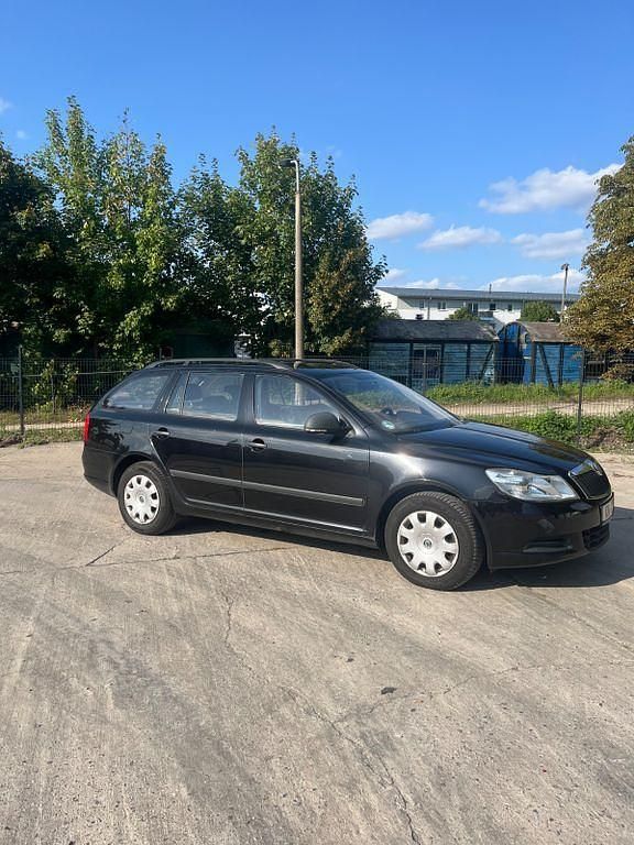 Schwarz Gebraucht 2010 Skoda Octavia Classic Kombi | 2.000 € (Superpreis) - Bild 1/4