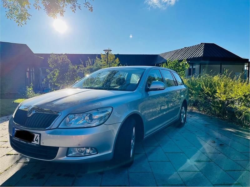 Grau Gebraucht 2012 Skoda Octavia Kombi | 5.999 € (Superpreis) - Bild 1/4