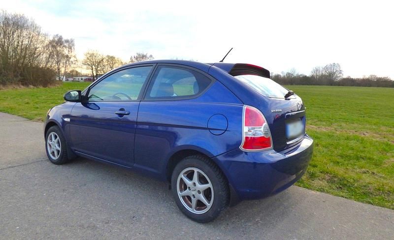 Gebraucht Hyundai Accent 97 PS (71 kW) 2007 Blau Kleinwagen