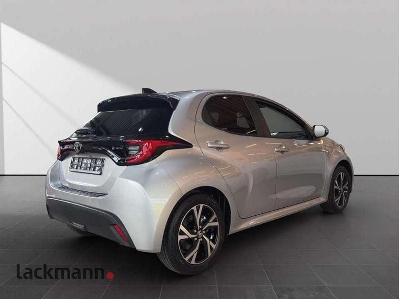 Neu Toyota Yaris Hybrid 117 PS (86 kW) 2026 Silver metallic Kleinwagen