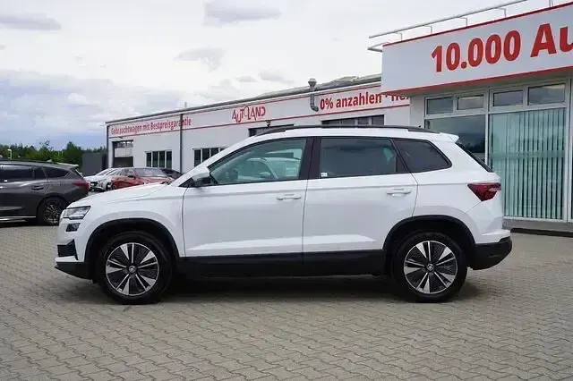 Gebraucht Skoda Karoq Tour 150 PS (110 kW) 2023 Moonweiss metallic (metallic) SUV