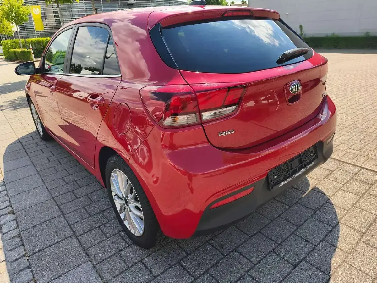 Gebraucht Kia Rio Spirit 101 PS (74 kW) 2017 Rot Limousine