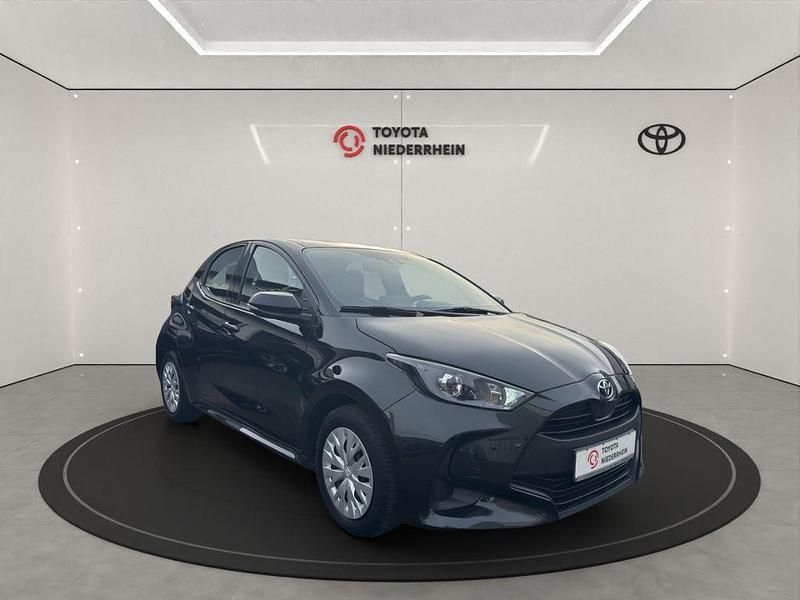 Gebraucht Toyota Yaris Basis 72 PS (52 kW) 2021 Mysticschwarz mica Limousine