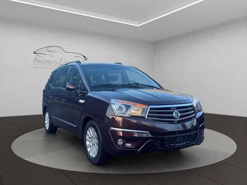 Gebraucht Ssangyong (KGM) Rodius Quartz 155 PS (114 kW) 2014 Rot Van / Kleinbus