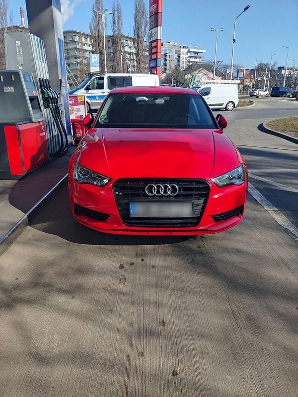 Gebraucht Audi A3 Attraction 125 PS (91 kW) 2015 Rot Limousine