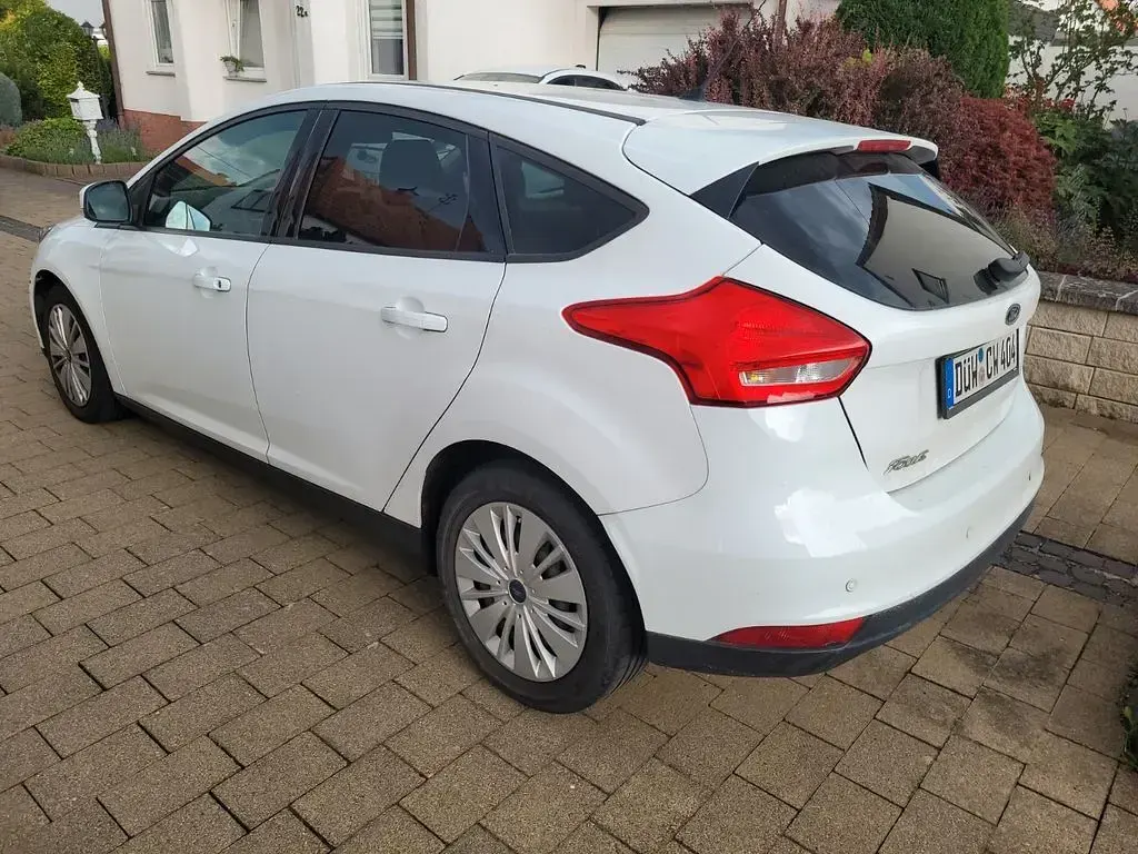 Gebraucht Ford Focus Trend 95 PS (69 kW) 2015 Weiß Limousine