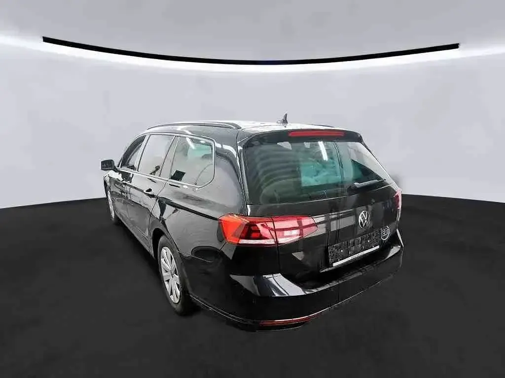 Gebraucht VW Passat Basis 122 PS (89 kW) 2023 Schwarz Kombi