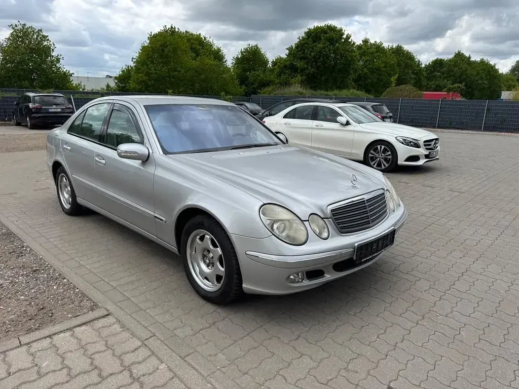 Gebraucht Mercedes E200 163 PS (119 kW) 2002 Silber Limousine