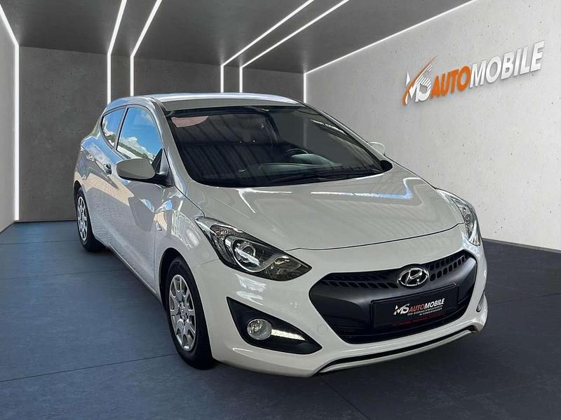 Gebraucht Hyundai Coupé Classic 99 PS (72 kW) 2014 Creamy white / sol Coupé