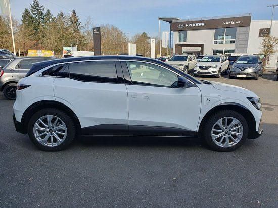 Gebraucht Renault Megane E-Tech Iconic 161 kW (220 PS) 2023 Weiß Limousine