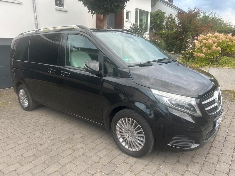 Schwarz Gebraucht 2017 Mercedes V220 Edition Van / Kleinbus | 32.500 € (Guter Preis) - Bild 1/4