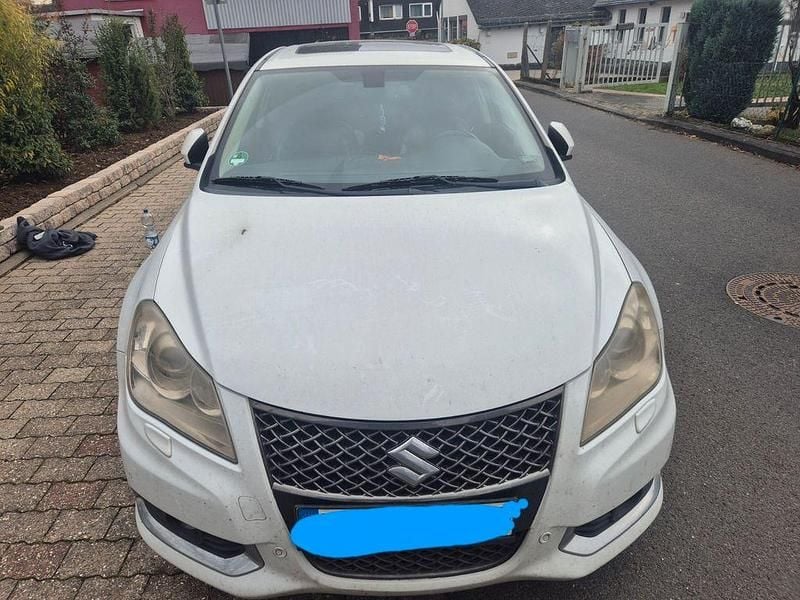 Weiß Gebraucht 2010 Suzuki Kizashi Sport Limousine | 5.500 € (Fairer Preis) - Bild 1/4