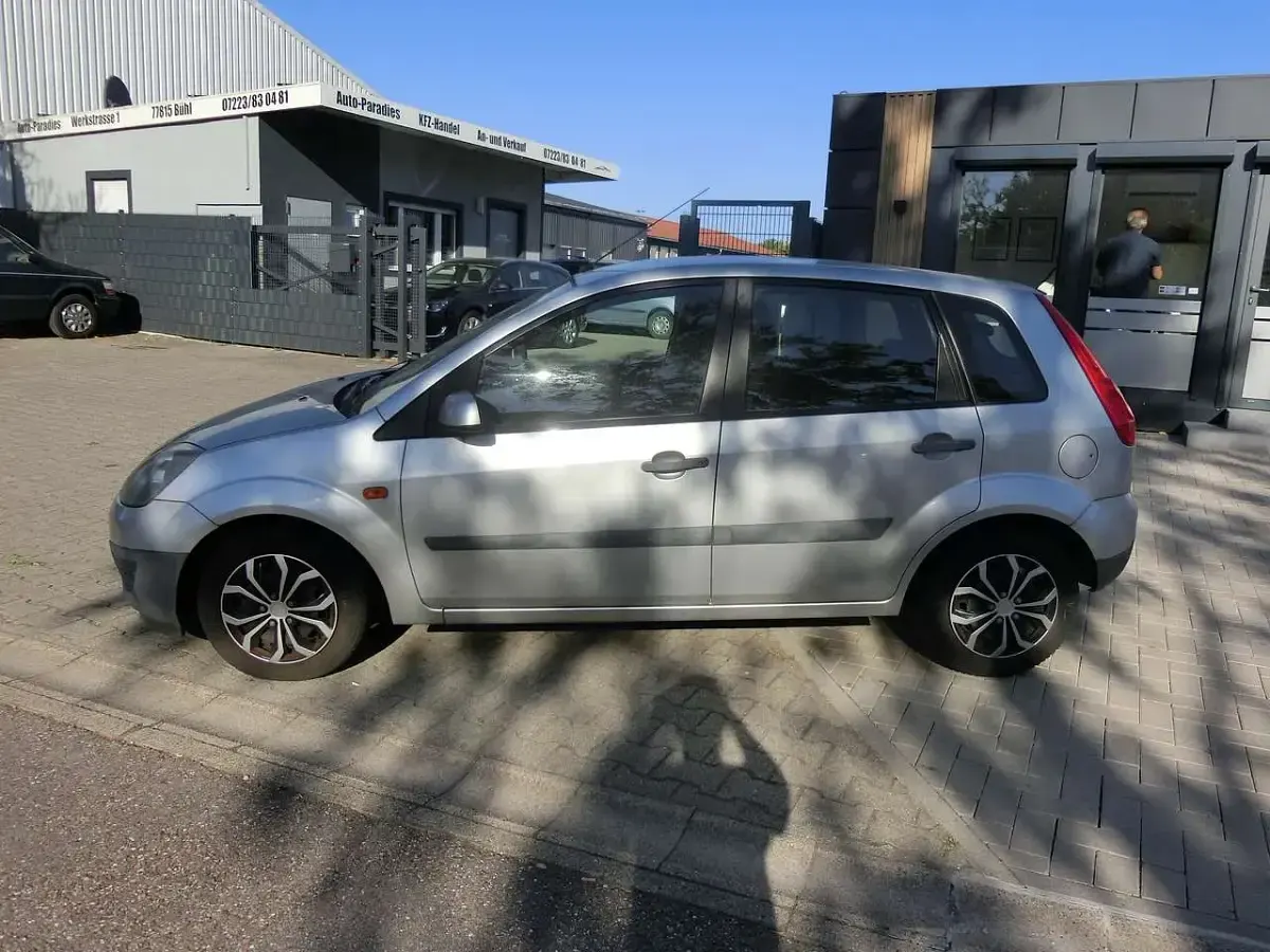 Gebraucht Ford Fiesta 69 PS (50 kW) 2006 Polarsilber metallic Kleinwagen