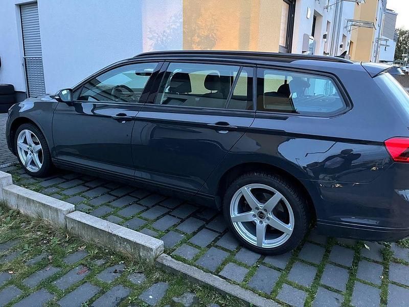 Gebraucht VW Passat 120 PS (88 kW) 2020 Grau Kombi