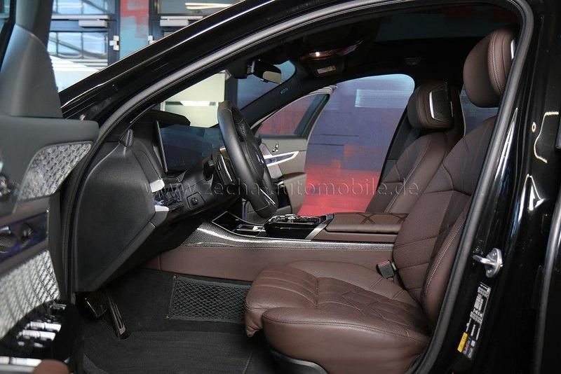 Gebraucht BMW 750e Performance 489 PS (359 kW) 2024 Black sapphire (475) Limousine