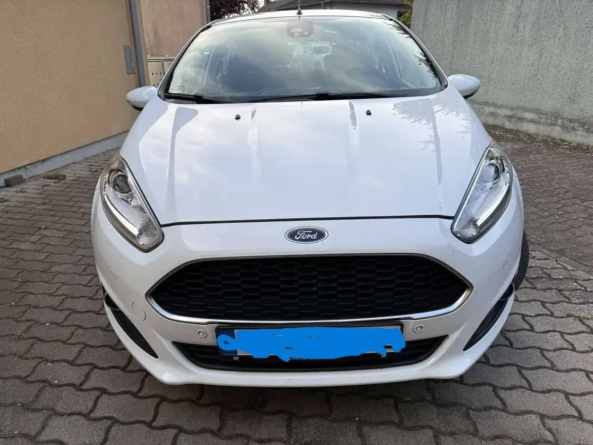 Używany Ford Fiesta Celebration 101 KM (74 kW) 2016 Biały Hatchback