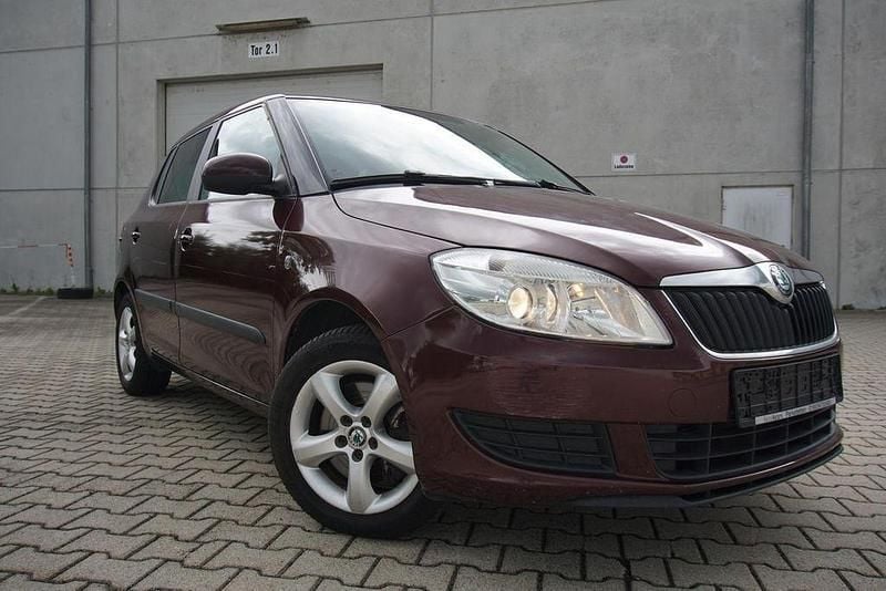 Rot rosso brunello metallic Gebraucht 2012 Skoda Fabia Limousine | 3.895 € (Fairer Preis) - Bild 1/4