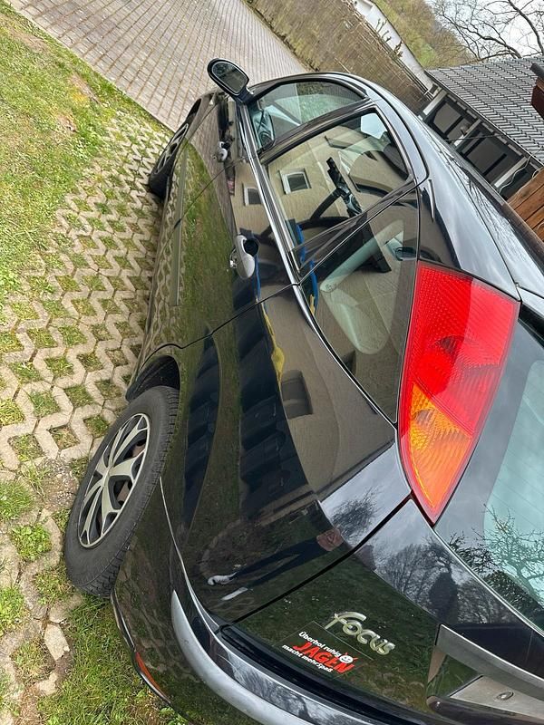 Gebraucht Ford Focus 100 PS (73 kW) 2003 Schwarz Kleinwagen