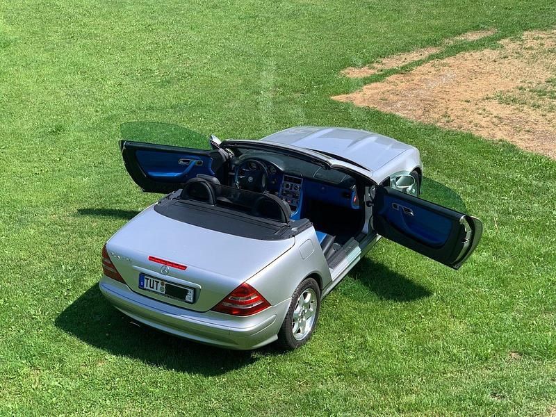 Silber Gebraucht 2003 Mercedes SLK230 Cabrio | 11.500 € - Bild 1/4