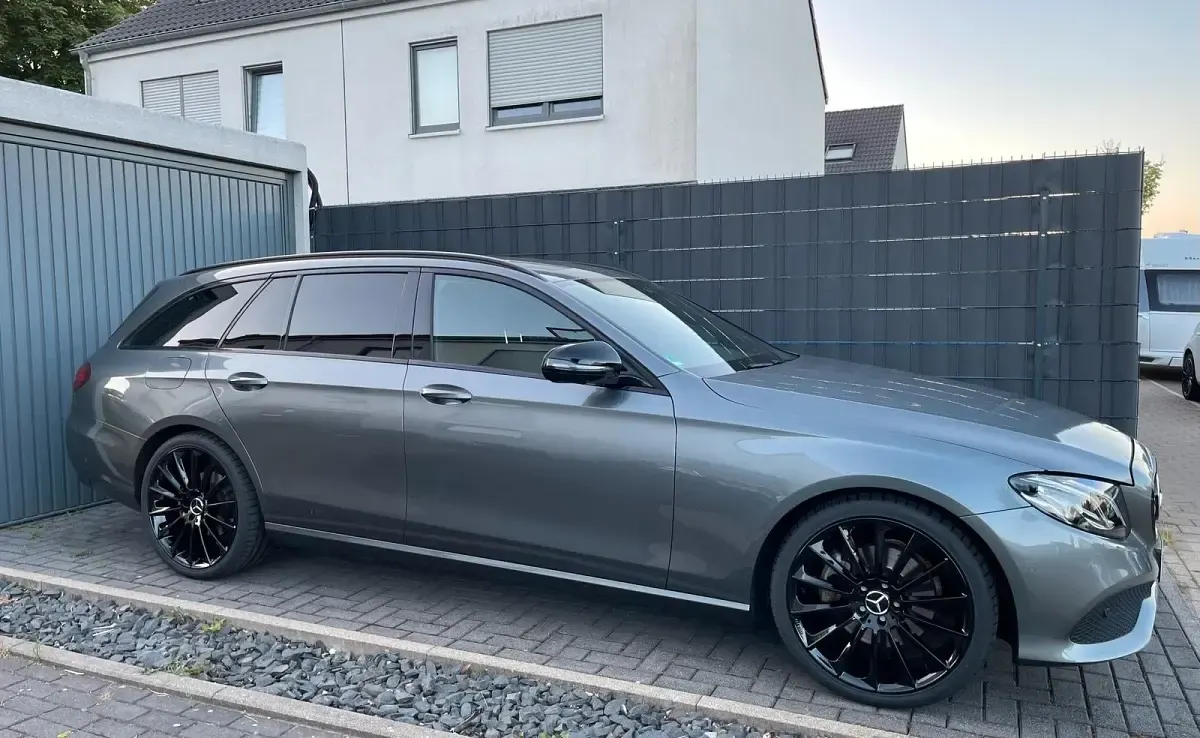 Gebraucht Mercedes E220 Avantgarde 194 PS (142 kW) 2018 Grau Kombi