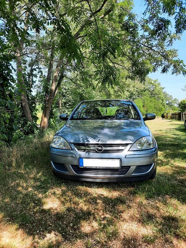 Grau Gebraucht 2006 Opel Corsa Edition Limousine | 1.650 € (Fairer Preis) - Bild 1/4