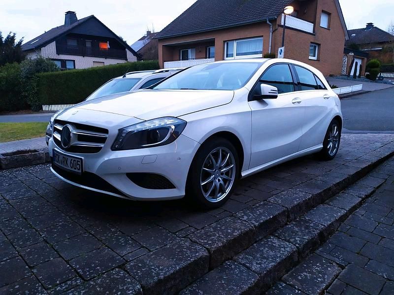 Gebraucht Mercedes A180 120 PS (88 kW) 2013 Weiß Limousine