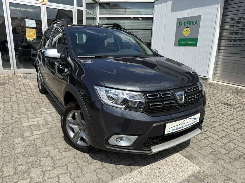Grau "comete" Gebraucht 2020 Dacia Sandero Stepway Kleinwagen | 10.490 € (Superpreis) - Bild 1/4